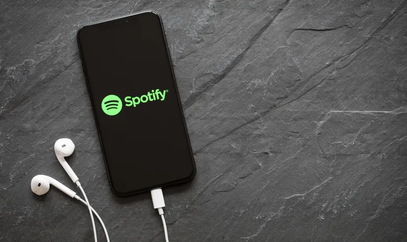 Spotify-Logo auf dem Bildschirm.