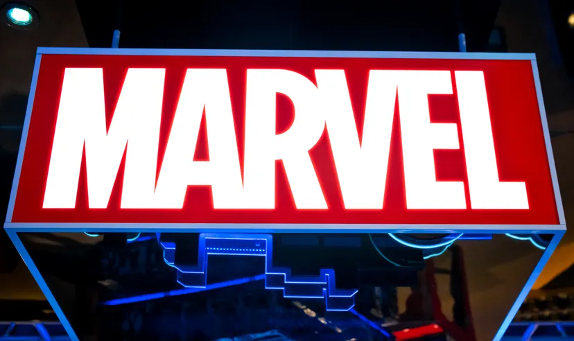 Beleuchtetes Marvel-Logo auf rotem Hintergrund.