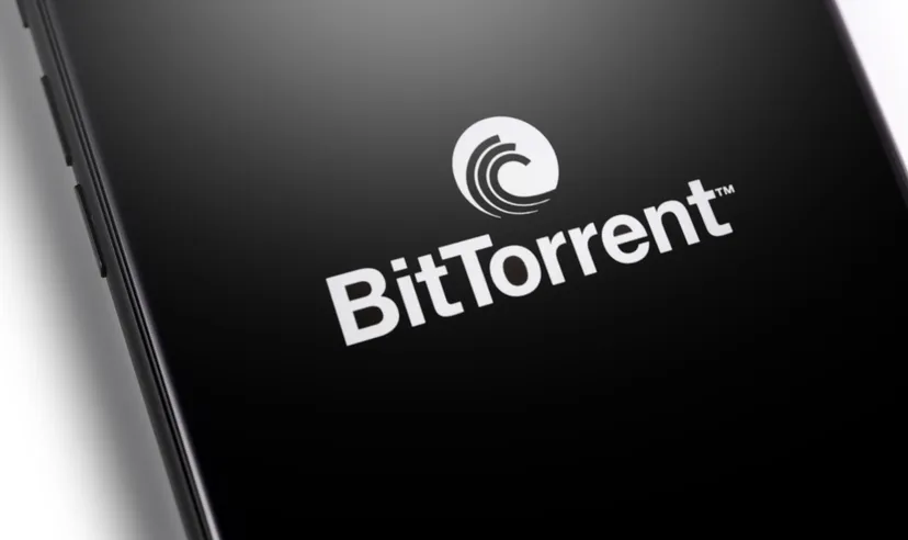 Nahaufnahme eines Smartphone-Bildschirms, der das BitTorrent-Logo vor schwarzem Hintergrund zeigt.
