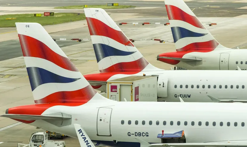 Colas de aviones de British Airways en una puerta de aeropuerto
