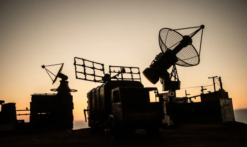 Radar- und Überwachungssysteme für Verteidigungstechnologie.