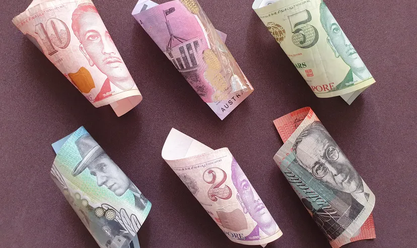 Singaporean banknotes and australian bills of different denominations