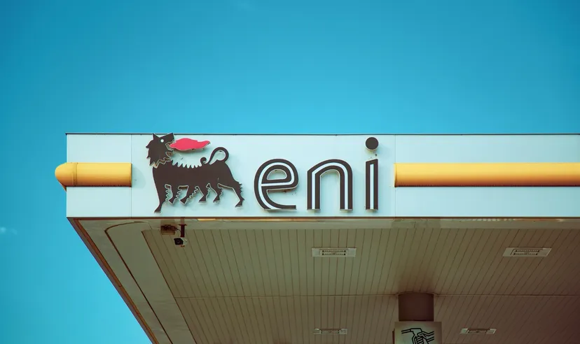 Logo Eni sulla pensilina di una stazione di servizio visto dal basso.