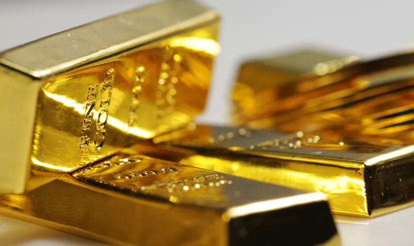 Lingotti d'oro impilati, simbolo del mercato dell'oro e degli investimenti nei metalli preziosi