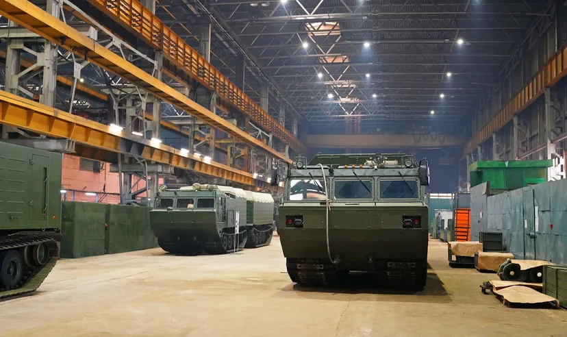 Montage von militärischen Kettenfahrzeugen in einer großen industriellen Fertigungshalle