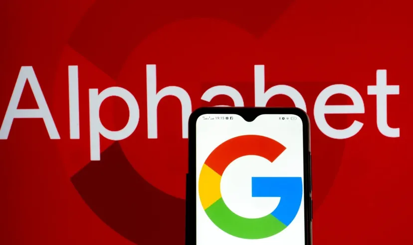 Alphabet-Firmenlogo mit Google-Logo auf einem Smartphone vor rotem Hintergrund