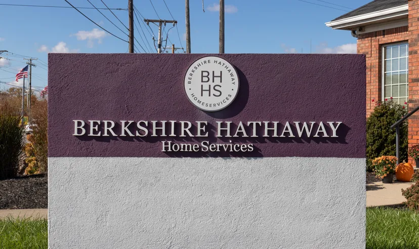 Berkshire Hathaway HomeServices Schild vor einem Bürogebäude.