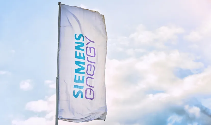 Siemens Energy Flagge an einem Mast