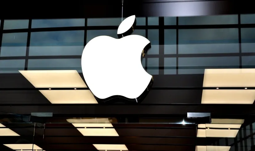 Logo de la société Apple sur la façade d'un magasin moderne.