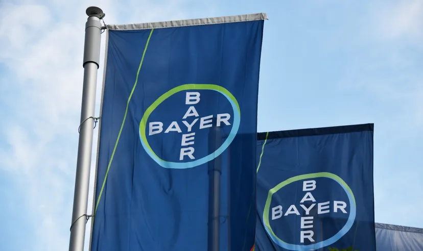 Bayer-Unternehmensflaggen vor einem Firmengebäude