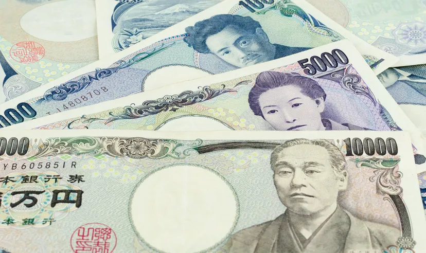 Various Japanese yen banknotes