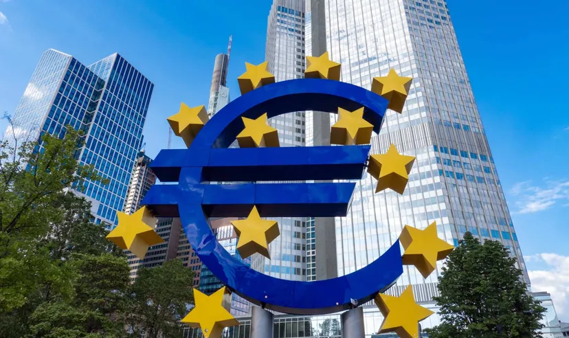 Euro-Skulptur vor modernen Gebäuden im Finanzviertel von Frankfurt Euro-Skulptur vor modernen Gebäuden im Finanzviertel von Frankfurt