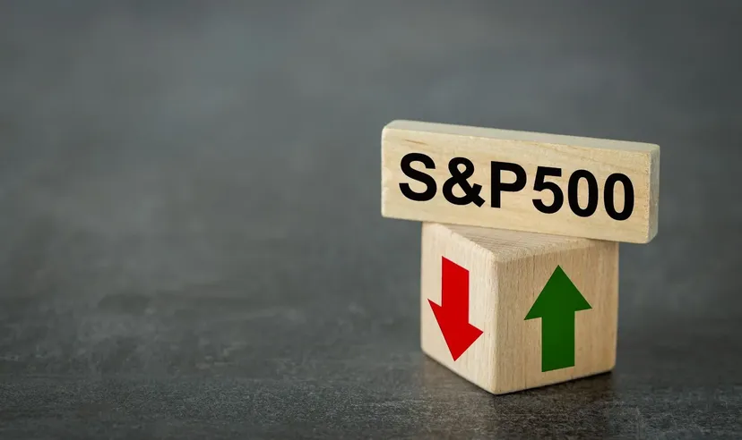 Holzblöcke mit S&P 500 Text und Auf- und Abwärtspfeilen symbolisieren Marktbewegungen