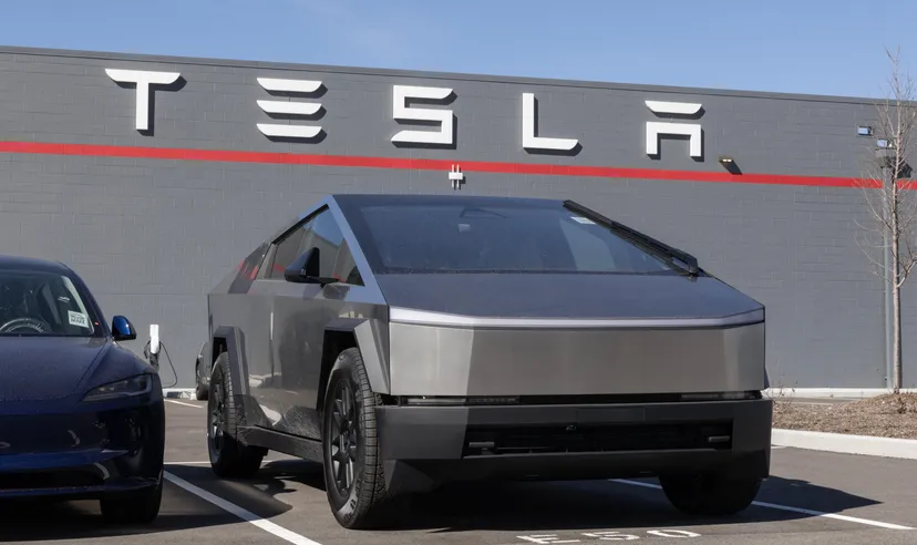 Tesla Cybertruck parcheggiato davanti a un edificio con il logo Tesla