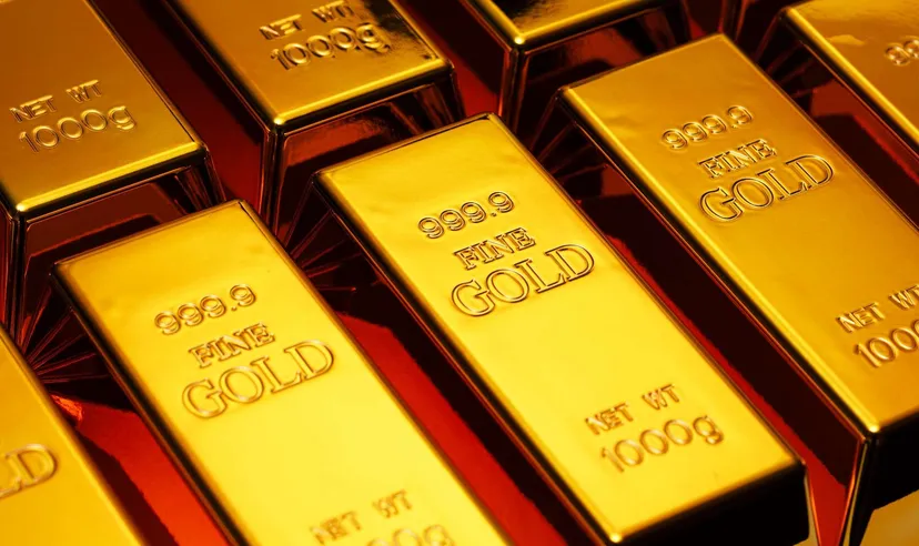 Lingotti d’oro puro impilati in primo piano