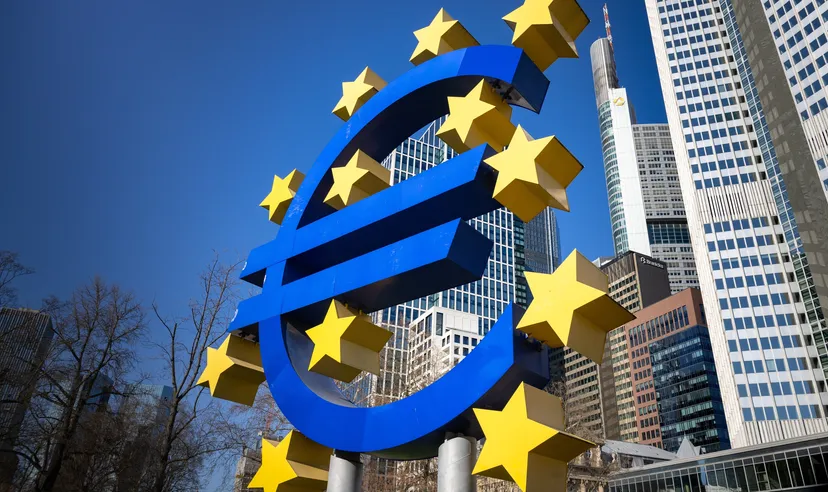 Il simbolo dell’euro davanti alla sede della Banca Centrale Europea a Francoforte, in Germania