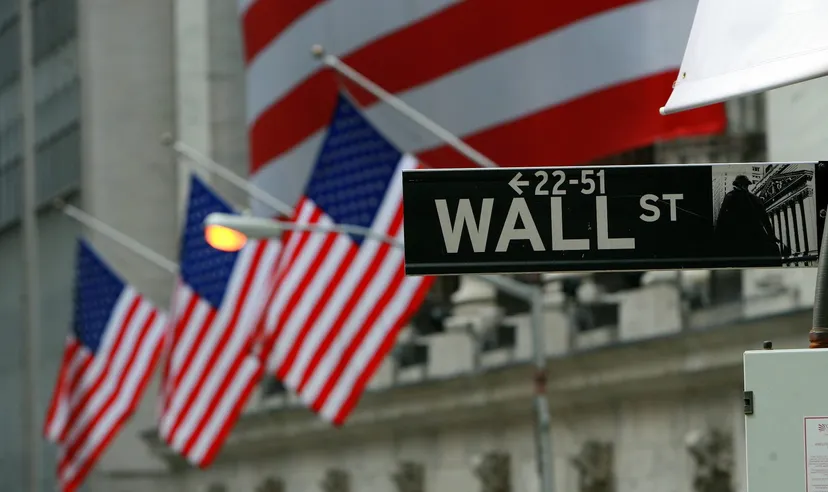 Wall Street-Schild und US-Flaggen in New York