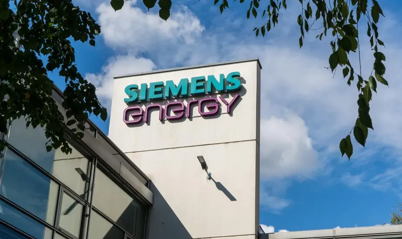 Siemens Energy Logo an einer Gebäudefassade