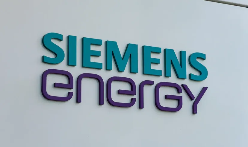 Siemens Energy Logo auf einer weißen Außenwand eines modernen Gebäudes
