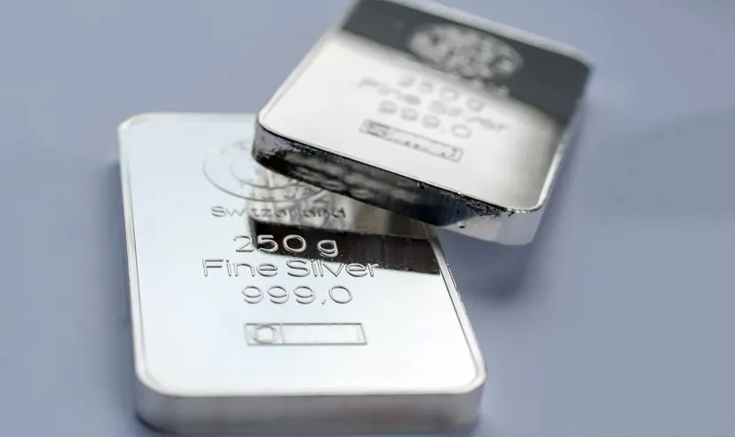 Deux lingots d'argent empilés marqués « 250 g Fine Silver 999.0 »