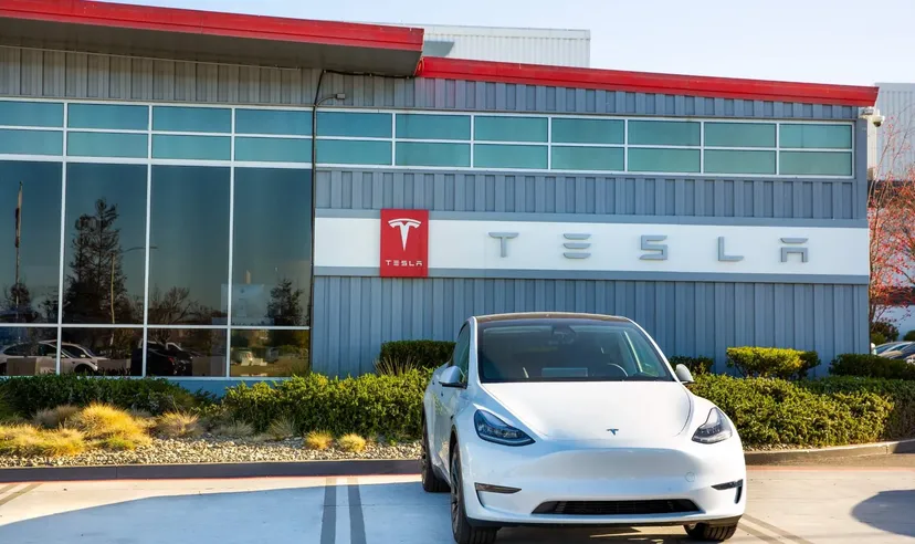 Tesla-Auto vor einem Tesla-Ausstellungsgebäude geparkt