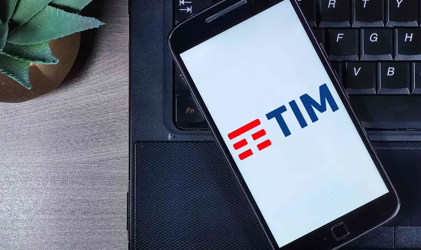 Smartphone con logo TIM posizionato su tastiera di laptop