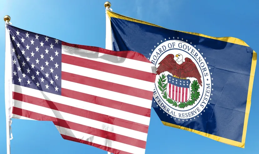 US-Flagge neben der Flagge der Federal Reserve – Symbol für Geldpolitik und US-Wirtschaft US-Flagge neben der Flagge der Federal Reserve – Symbol für Geldpolitik und US-Wirtschaft