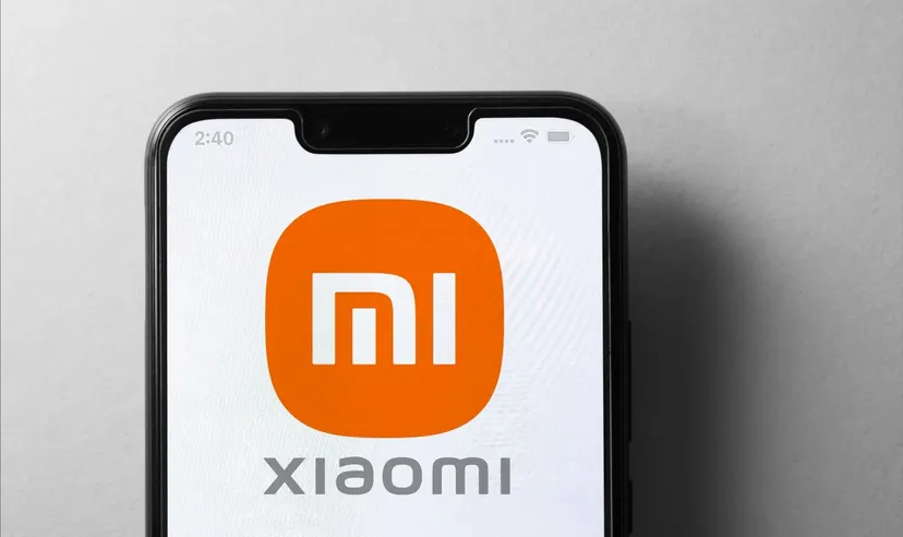 Xiaomi-Logo auf einem Smartphone-Bildschirm
