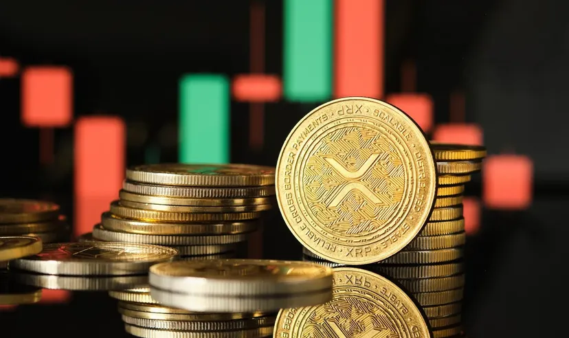 Gestapelte XRP-Kryptowährungsmünzen mit unscharfem Candlestick-Chart im Hintergrund